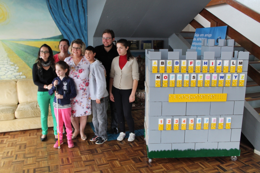 Estudantes da FSG doam castelo interativo à Apadev