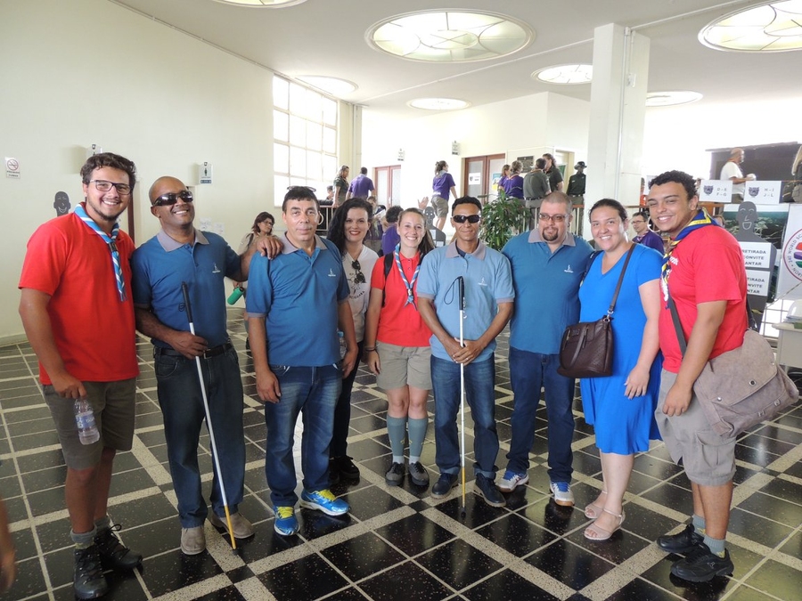 Imagem: Grupo dos usuários participantes juntamente com alguns escoteiros que os acompanharam durante o evento.